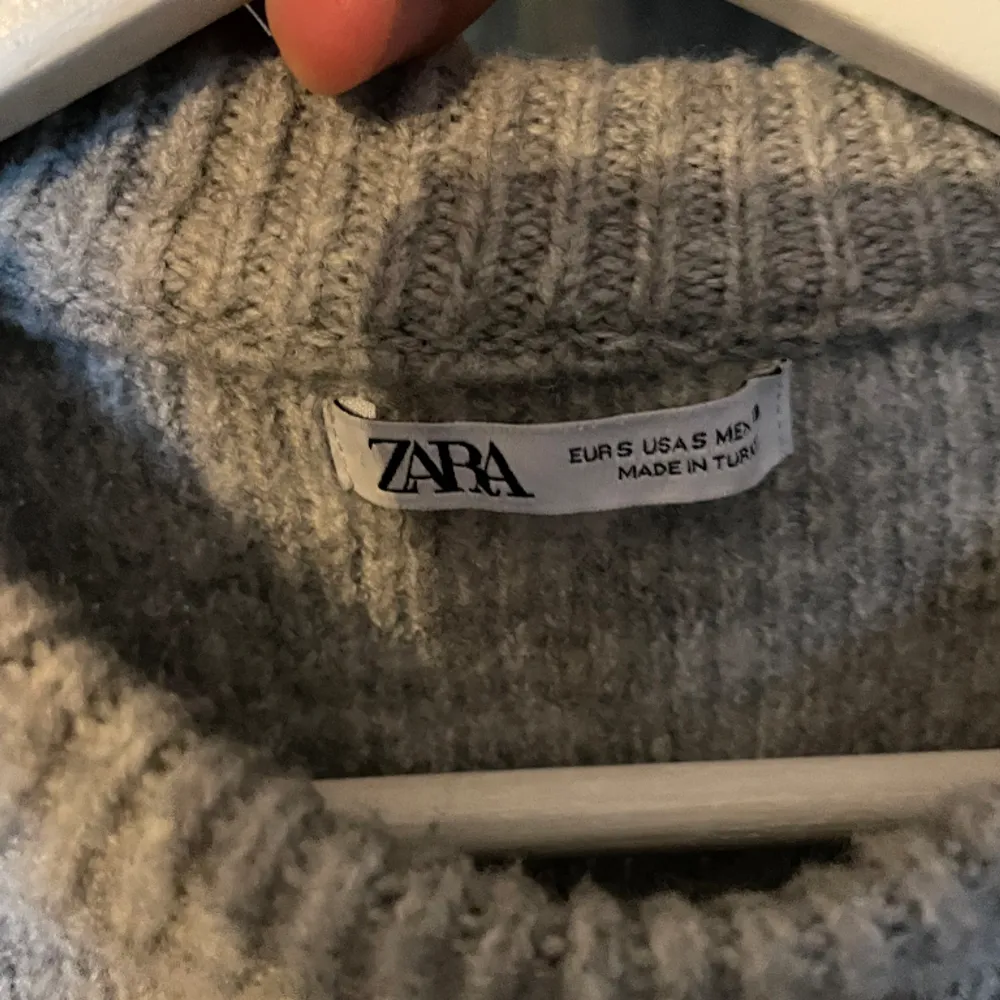 Snygg, tjock och varm tröja från Zara i storlek Small. Bra skick utan defekter. Skicka om du vill ha fler bilder. Pris kan diskuteras! . Stickat.