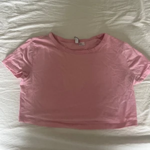 Rosa topp - Säljer en rosa topp, croppad modell. Använd 2 gånger