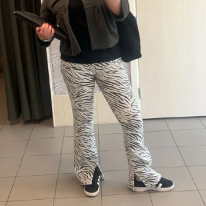 Zebra jeans - Säljer dessa coola jeans!!! Strl 28x32. Bootcut och skulle säga att de är mid rise 🔥🔥🔥