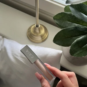 Concealer  - Helt ny concealer som var alldeles för ljus för mig, endast testad 1 gång. Kan swatcha på om någon vill se färgen tydligare. Färg 1N