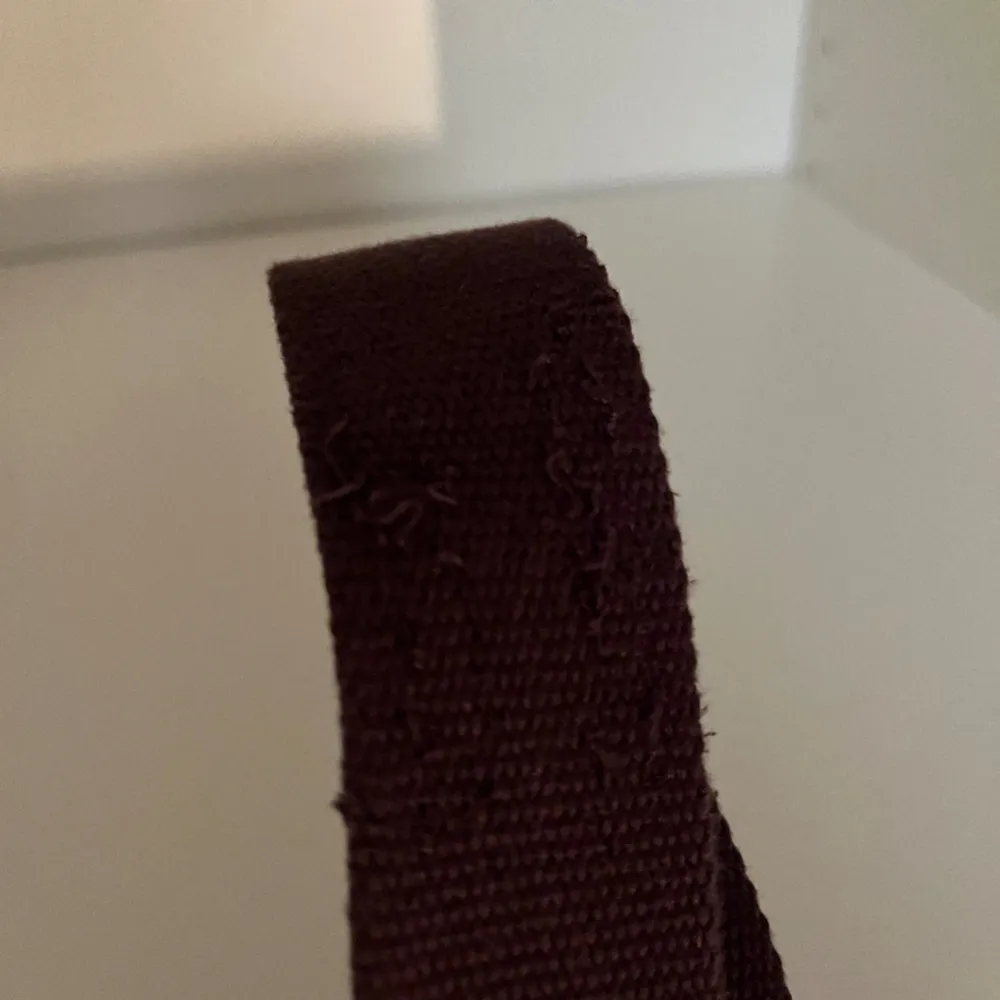 Ett dickies bälte som är lila/vinrött, använt men inget man tänker på lite slitet.. Accessoarer.