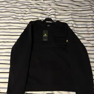 Säljer denna riktigt snygga Lyle scott sweatshirt🔥 helt ny tag finns💎👍Ny pris ligger runt 899kr men vårt pris är bara 309kr💎🔥 Storleken är S👍 Tveka inte att höra av er vid funderingar🏃🏼‍♀️