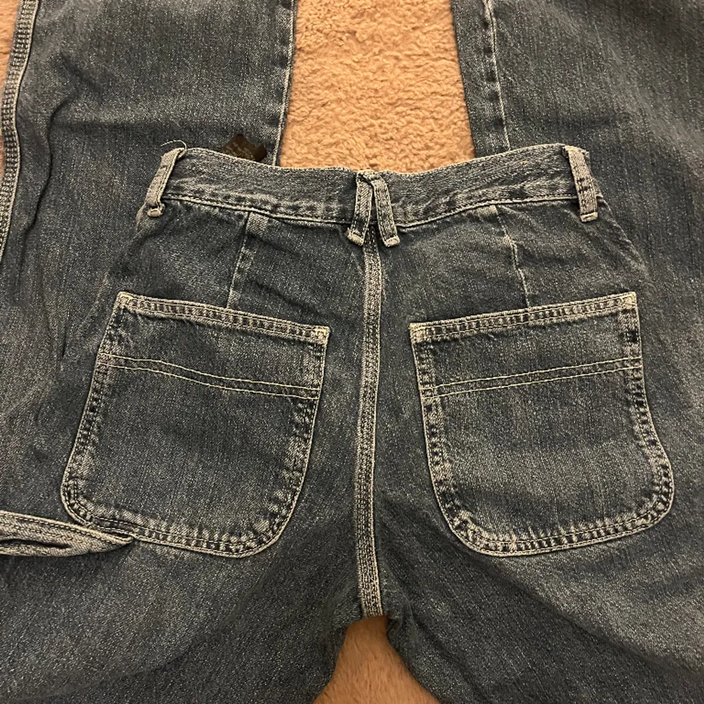 Ett par jätte fina mid waist jeans ifrån zara, mörkblå och stentvättade i väldigt fint skick då dom inte har använts ❤️ hör av dig för mera bilder, står st 32 men det enligt mig passar även som 34 . Jeans & Byxor.