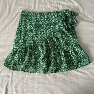 Fin kjol i bra skick💞Har inga defekter och säljer för att jag aldrig använder den.  Skriv till mig för fler frågor🫶🏼