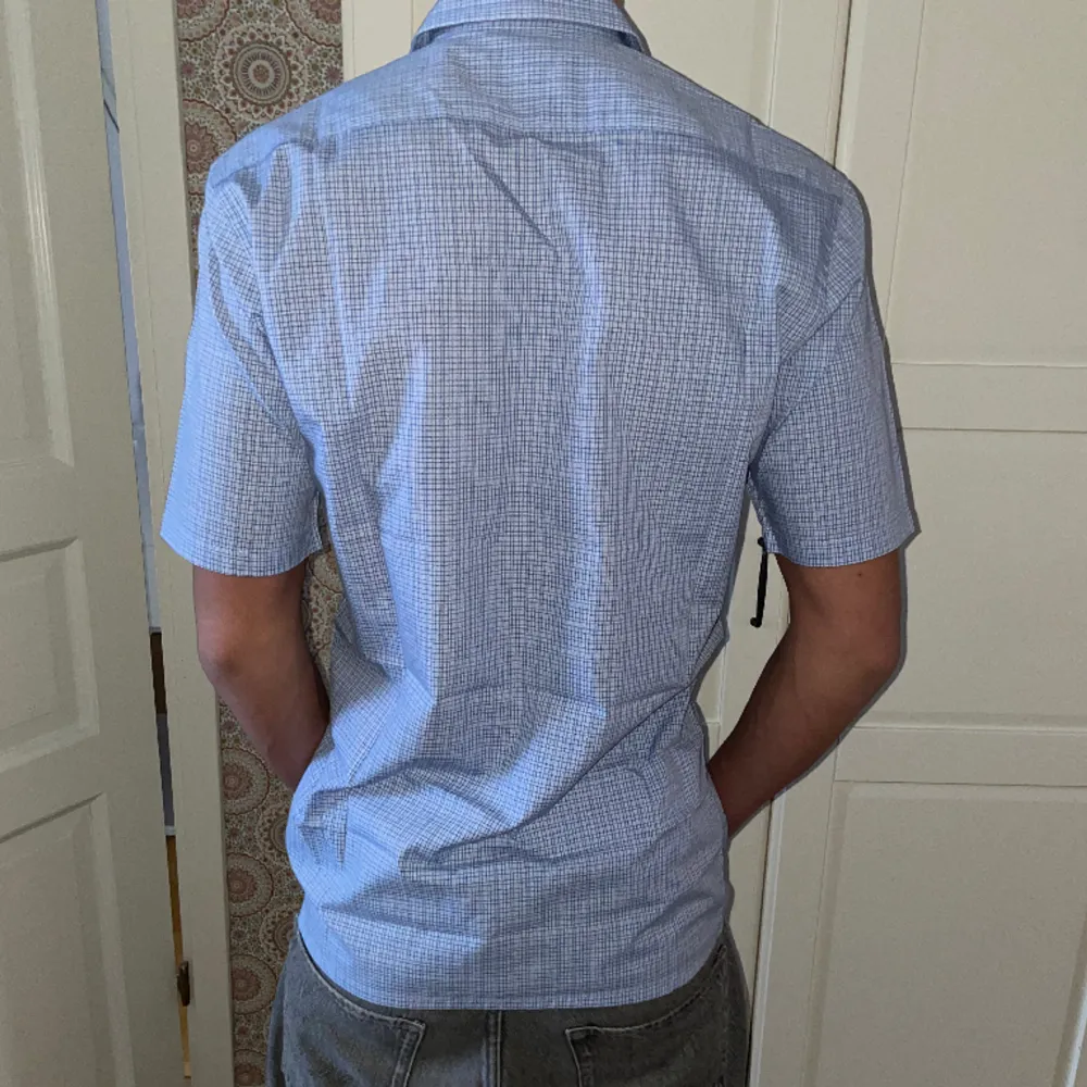 En väldigt fin äkta skjorta från ”Yves Saint Laurent” i nyskick. Storleken är S men passar också M (Pris kan diskuteras). . Skjortor.