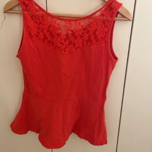 Röd tröja med spets - Bra skick, röd tröja med spets💓 storlek M men passar mer som S eller xs