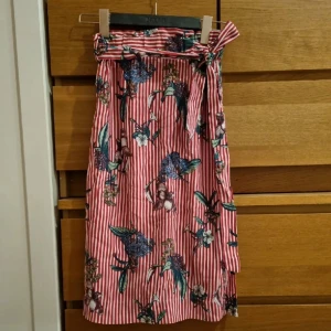 Väldigt söta penny kjol med Ficka - Har endast provat(70 cm långa) 