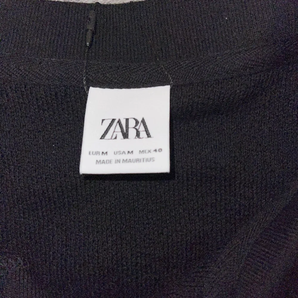 Säljer en helt oanvänd linne skjorta från Zara i storlek M men passar även S. Prislappen sitter kvar. Nypris är 400 kr men jag Säljer den för 250Kr. . Skjortor.