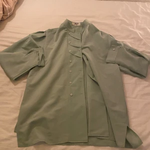 Grön skjorta i luftigt material - Snygg skjorta med cool design. Jätteskön vintage från Italien.