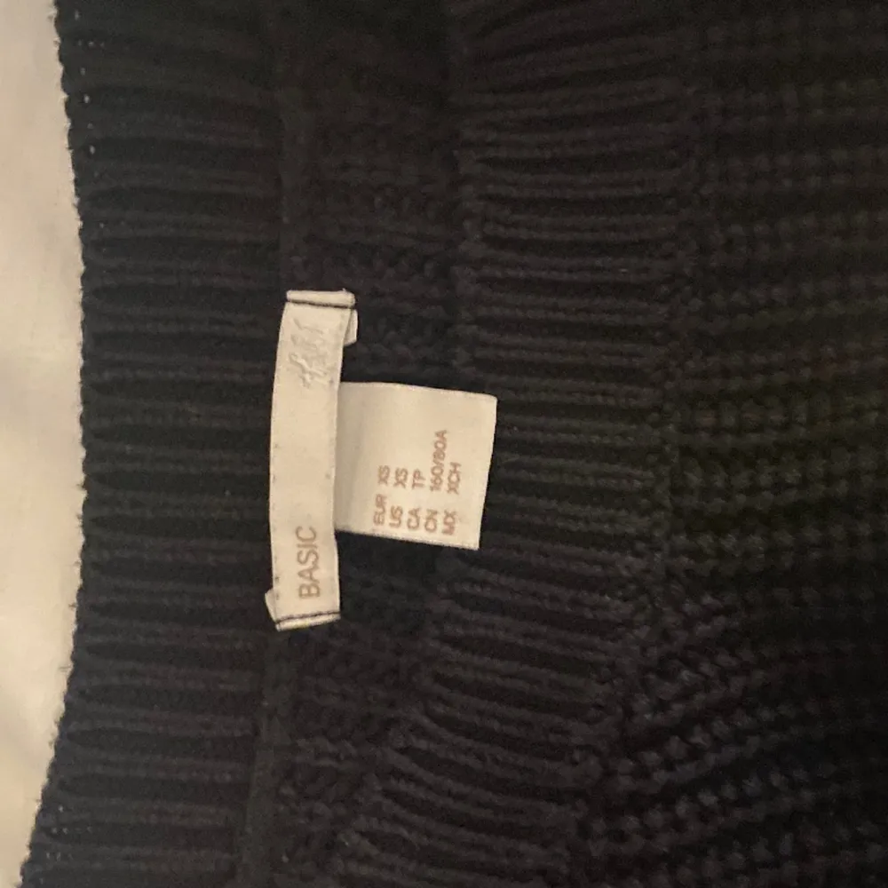 Stickad figursydd tröja från H&M i stolek XS❤️. Tröjor & Koftor.