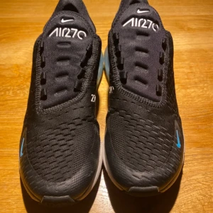Nike 270 - Blå svarta 270s använda några gånger skicka 7/10 