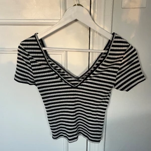 Gina Tricot topp  - Söt topp från Gina Tricot 💞 står ej storlek men uppskattar den till XS 💫 50kr 💞