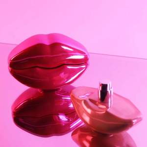 Parfym med kokosdoft🥥 Har bara öppnat och sprejat lite för att lukta, annars är den oanvänd och kommer i orginalförpackning💞Pris kan diskuteras vid snabb affär🫶🏼