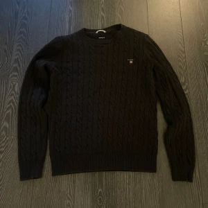 Gant cable stickad tröja  - Mörkblå nästan aldrig använd kan diskutera priset 