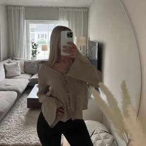 Linneskjorta - Linneskjorta med trumpetärmar, oversize modell. 🤍