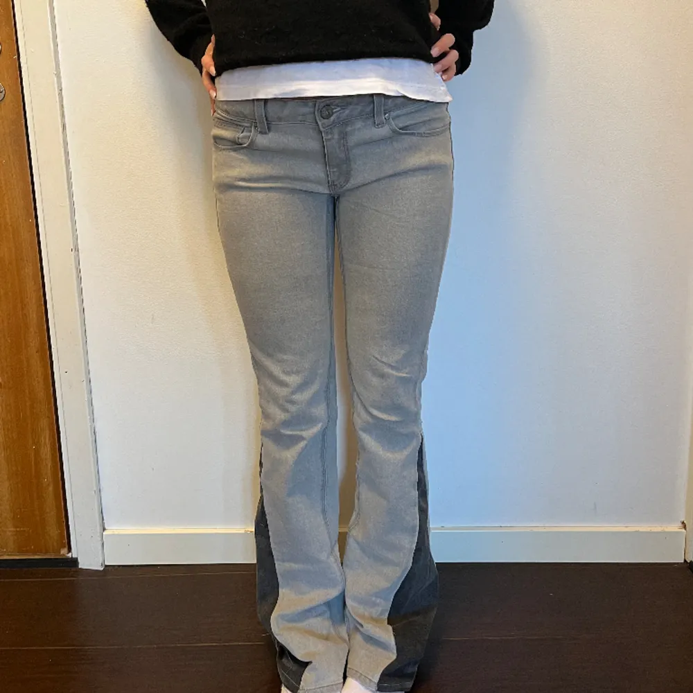 Gråa lågmidjade Bootcut jeans. Innebenslängden är 85 cm och midjemåttet 76 cm men dom är stretchiga i midjan.  skriv för flera bilder😊. Jeans & Byxor.