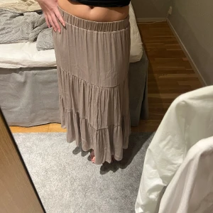 Kjol från Gina tricot  - Säljer denna kjol från Gina tricot som funkar bra till både som strand och vardags kjol