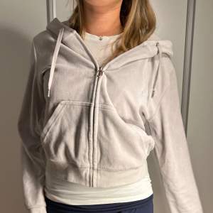Ljus grå Juicy Couture zip-up hoodie. Nyköpt kostade över 1000. Storlek L men passar bra på M och S. Modellen har vanligtvis storlek S
