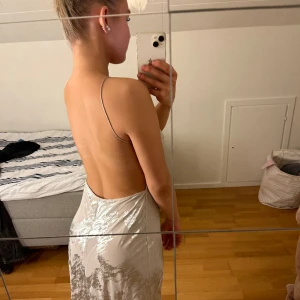 Balklänning  - Säljer min balklänning ifrån zara. Mycket fint skick. Men lappen är avklippt. 