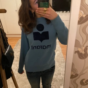 Isabel Marant tröja - Skit snygg Marant tröja som jag säljer då den inte kmr till användning längre, de finns några defekter på sammet men inget man tänker på💙💙