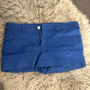 Marinblå shorts  - Supersöta minishorts, använda ett fåtal ggr men i väldigt fint skick⚡️🪩