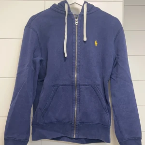 Ralph Lauren Zip Hoodie - Säljer nu min raffe hoodie då jag inte använder den längre, storlek S. Skriv vid frågor!