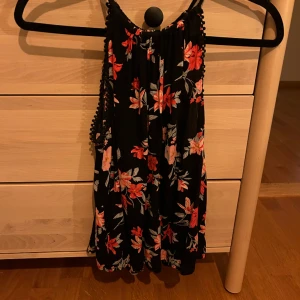 Topp - Säljer en topp från H&M divided i storlek 38. Skulle säga att den är ganska liten i storleken då jag normalt brukar ha 36. Fint skick. 