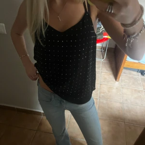 Linne - Såå fint svart linne med strass! ✨ går att bära både fram och bakvänt, så blir det en halterneck top!🤗