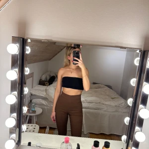 Bruna kostymbyxor  - Bruna kostymbyxor från Biancas kollektion från Nelly. 