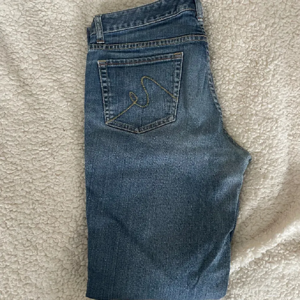 Ett par jättesnygga lågmidjade raka jeans som tyvärr inte passar mig. Inte mina bilder. De är inte sönder någonstans och har inte tecken på användning. Jeans & Byxor.