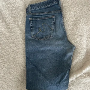 Lågmidjade jeans - Ett par jättesnygga lågmidjade raka jeans som tyvärr inte passar mig. Inte mina bilder. De är inte sönder någonstans och har inte tecken på användning