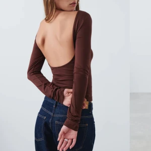 soft touch topp - en långärmad med urringad rygg från gina 🖤är väldigt mjuk, och har dubbelt tyg på framsidan vilket gör det bekvämare att ha den utan bh! säljer då den tyvärr var lite liten för mig 💔inte använd, lappen kvar!