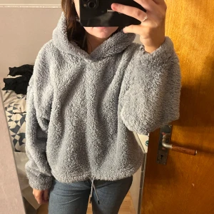 Fluffig hoodie - Jätte fluffig och mjuk blå hoodie. Den är som sagt väldigt skön och den är varm. Den är lite oversized så passar M också.  Knappt blivit använd 💗