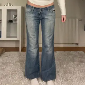 Jeans som är lågmidjade. Midjemått 82 cm. Innerbenslängd 76 cm. 
