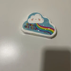 Rainbow bath fizzer - Regnbåge bath bomb! Nyköpt och oanvändad! Köpt för 50kr, pris 45kr! Dma mej om du är intresserad! 😊