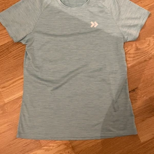 Tränings t-shirt  - En turkos tränings t-shirt från lager 157 som endast är använd 1 gång. 