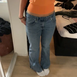 Blå low waist jeans - Superfina jeans, aldrig fått användning av, nyskick storlek 38