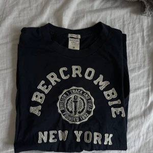 Abercrombie & Fitch - Blue T-shirt - - Size M - Good condition 