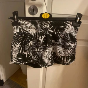 Bad shorts  - Helt nya vad shorts fina bekväma till sommaren sköna att skola och bada med
