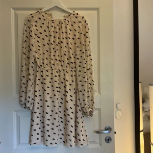 Mönster klänning  - En jätte gullig klänning från HM. Beige med svarta detaljer på. Guldig knapp baktill. Storlek 34 men den är stor i storleken så snarare 36-38. 💕