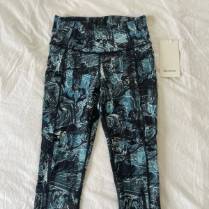 Lululemon capri tränings byxor  - Helt oanvända lululemon byxor i modellen capri! (De går ned över knäna)  Nya med prislapp! Finns matchande topp till. 