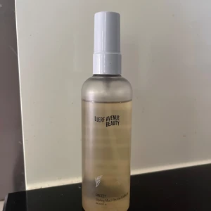 Breezy Styling Mist Djerf Avenue - Säljer min Breezy Styling Mist som jag endast testat två gånger! Sprayen är jättebra för volym och stadga men passar tyvärr inte min hårtyp. Hoppas någon annan kan få bra användning för den :) nypris 299kr
