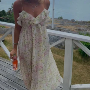H&M klänning - Säljer denna fina sommarklänningen från H&M i fint skick!💗OBS första bilden är lånad