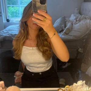 LINNE TOPP H&M 🤍 - Jag säljer en jättesöt topp från H&M. Toppen är endast använd ett fåtal gånger och är slutsåld på hemsidan. Perfekt sommartopp att matcha till exempelvis en kjol eller bara ett par snygga blåa jeans😍😍Storlek S men passar XS, S då den är justerbar😊