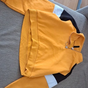 Gul hoodie från H&M - Gul hoodie från H&M. Mycket bra skick. 