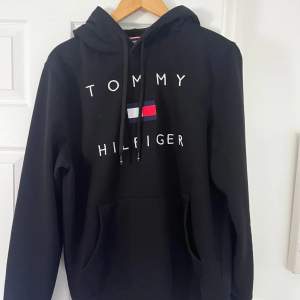 Skön och snygg hoodie i gott skick. Inte använd särskilt mycket. Inga märkbara defekter. 