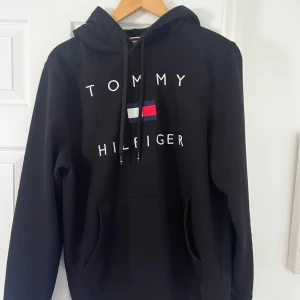 Tommy Hilfiger Hoodie - Skön och snygg hoodie i gott skick. Inte använd särskilt mycket. Inga märkbara defekter. 