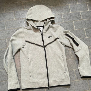 Grå Nike tech fleece  - En grå Nike tech fleece i size XS | Den är i bra skick | Köpte den för 1200kr | Den går även inte att köpa längre | säljer för jag använder den aldrig längre | skriv för frågor eller intresse❗️