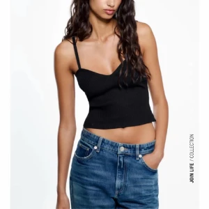 Hjärtformad topp zara - Säljer en nästintill oanvänd topp från zara, med hjärtformad ringning🫶🏼den har justerbara band, ribbat tyg och är lite croppad, i nyskick! 🌟säljer även ett likadant i vitt