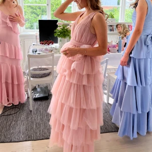 Rosa klänning - Så vacker klänning som jag hade på min bal! Det finns små defekter under tyllen som jag inte hade märkt av vid mitt köp, men ingenting som störde mig eller ens syns! Knyts med rosett där back, nypris 2000kr 💕 Passar XS-S